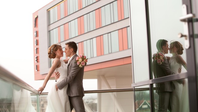 Married couple in front of Van der Valk Hotel Veenendaal
